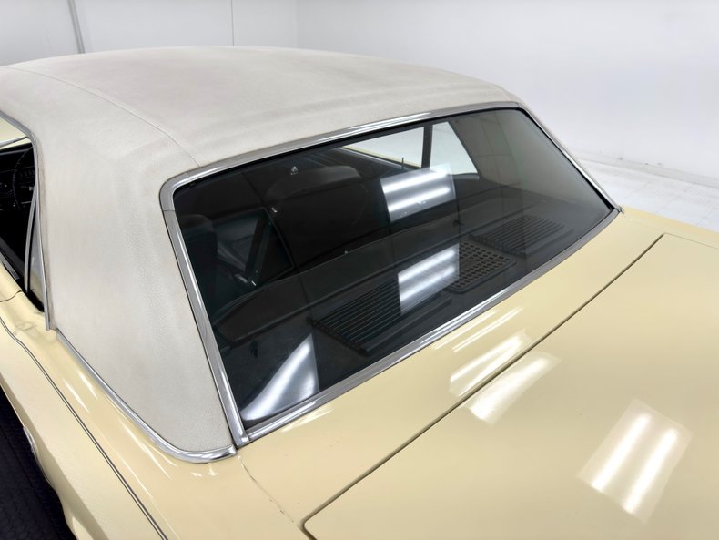 Ford-Mustang-1965-Phoenician-Yellow-Black-32