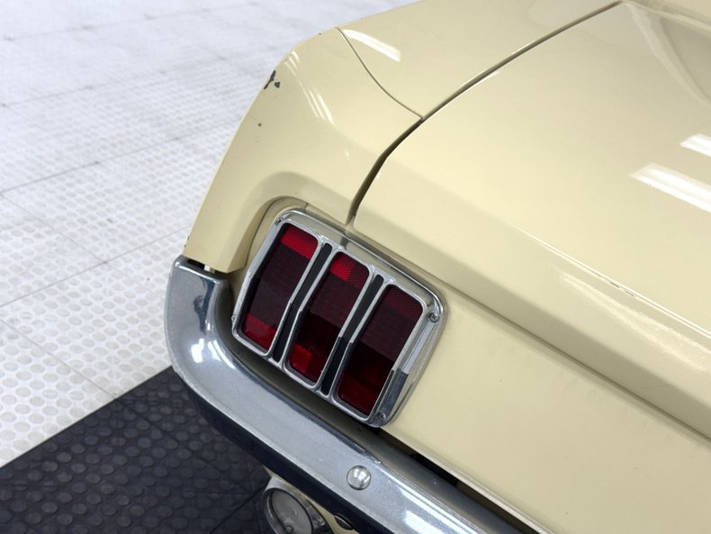 Ford-Mustang-1965-Phoenician-Yellow-Black-33