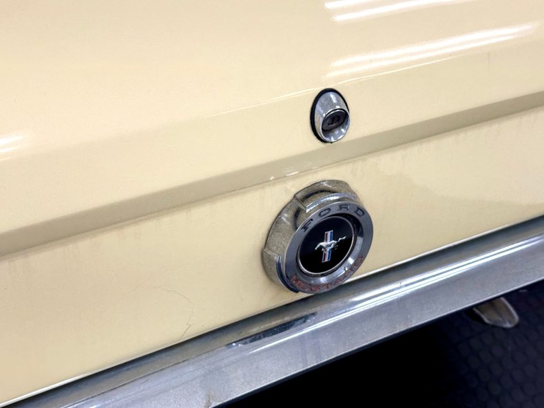 Ford-Mustang-1965-Phoenician-Yellow-Black-34