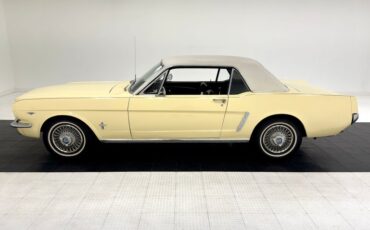 Ford-Mustang-1965-Phoenician-Yellow-Black