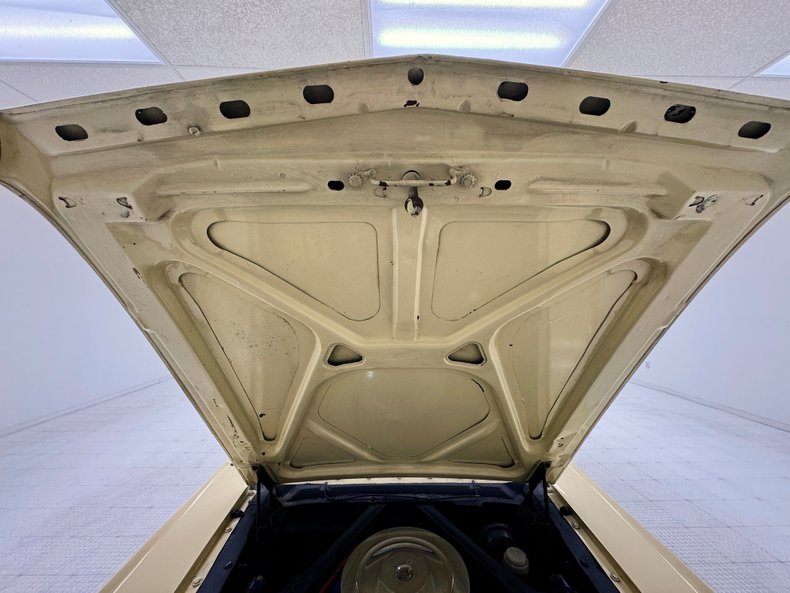 Ford-Mustang-1965-Phoenician-Yellow-Black-4