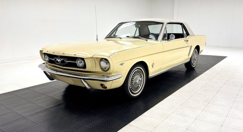 Ford-Mustang-1965-Phoenician-Yellow-Black-43