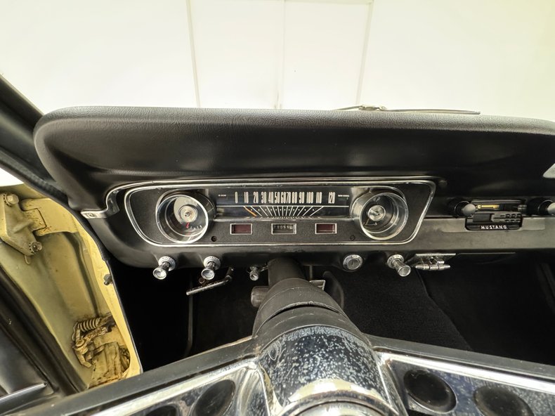 Ford-Mustang-1965-Phoenician-Yellow-Black-45