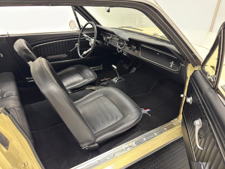 Ford-Mustang-1965-Phoenician-Yellow-Black-47