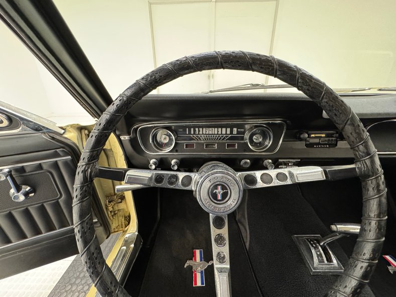 Ford-Mustang-1965-Phoenician-Yellow-Black-49