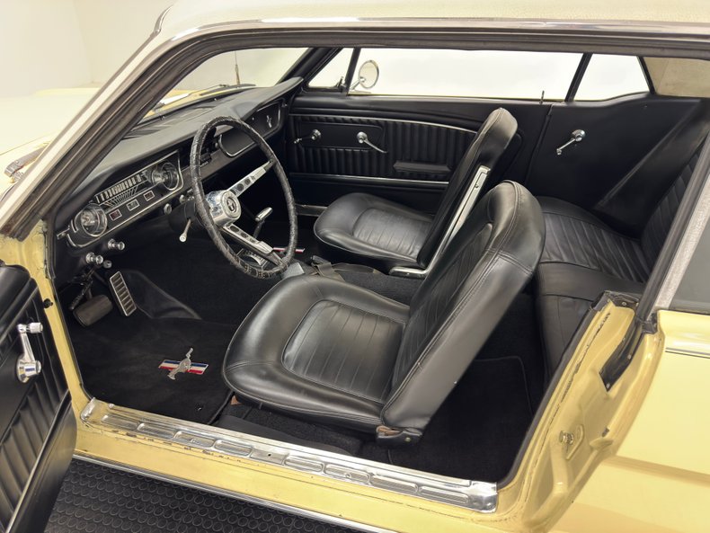 Ford-Mustang-1965-Phoenician-Yellow-Black-7