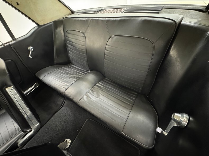 Ford-Mustang-1965-Phoenician-Yellow-Black-8