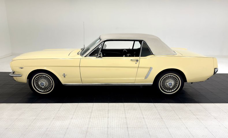 Ford-Mustang-1965-Phoenician-Yellow-Black