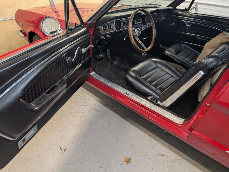 Ford-Mustang-1965-Red-Black-16