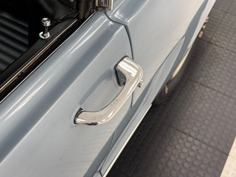 Ford-Mustang-1965-Silver-Blue-Black-25