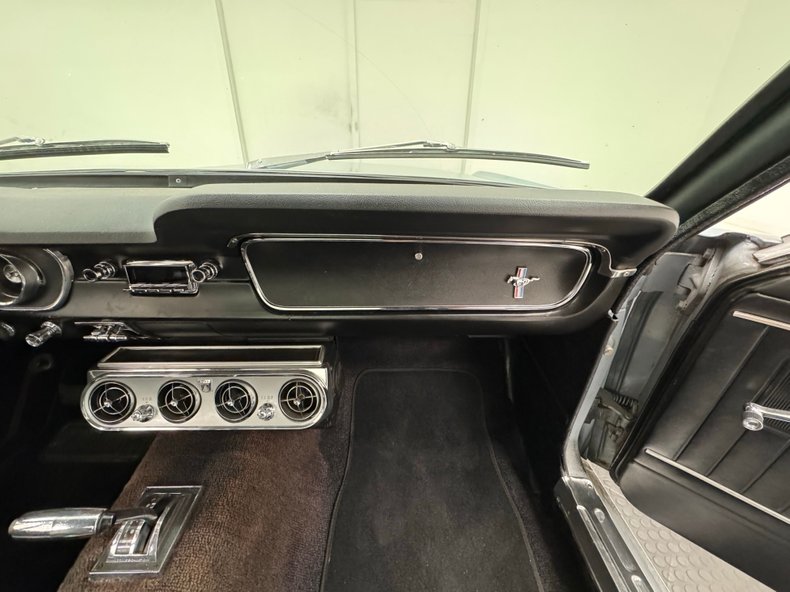 Ford-Mustang-1965-Silver-Blue-Black-3