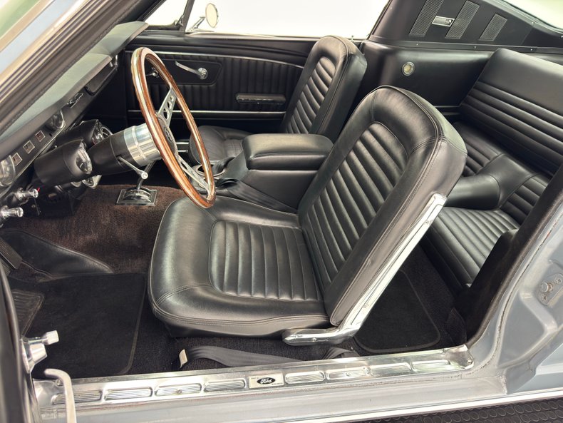 Ford-Mustang-1965-Silver-Blue-Black-38