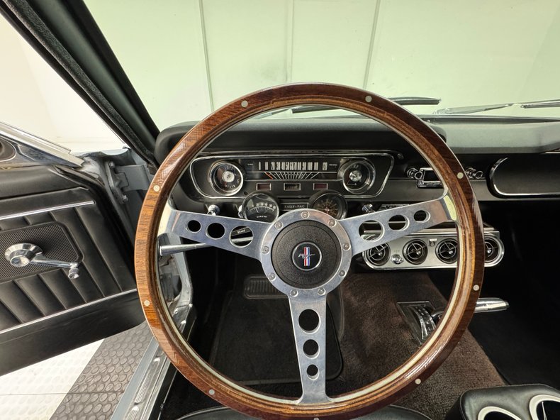 Ford-Mustang-1965-Silver-Blue-Black-45