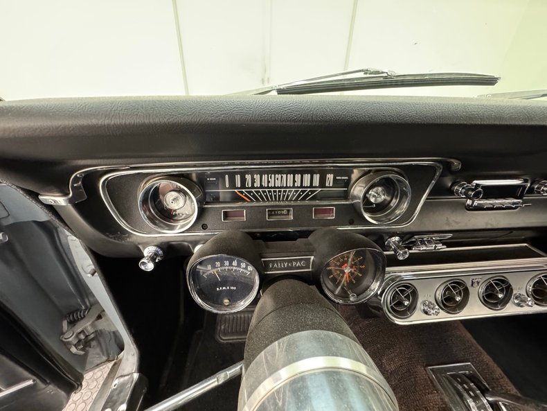 Ford-Mustang-1965-Silver-Blue-Black-46