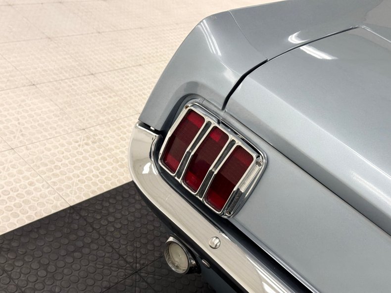 Ford-Mustang-1965-Silver-Blue-Black-5