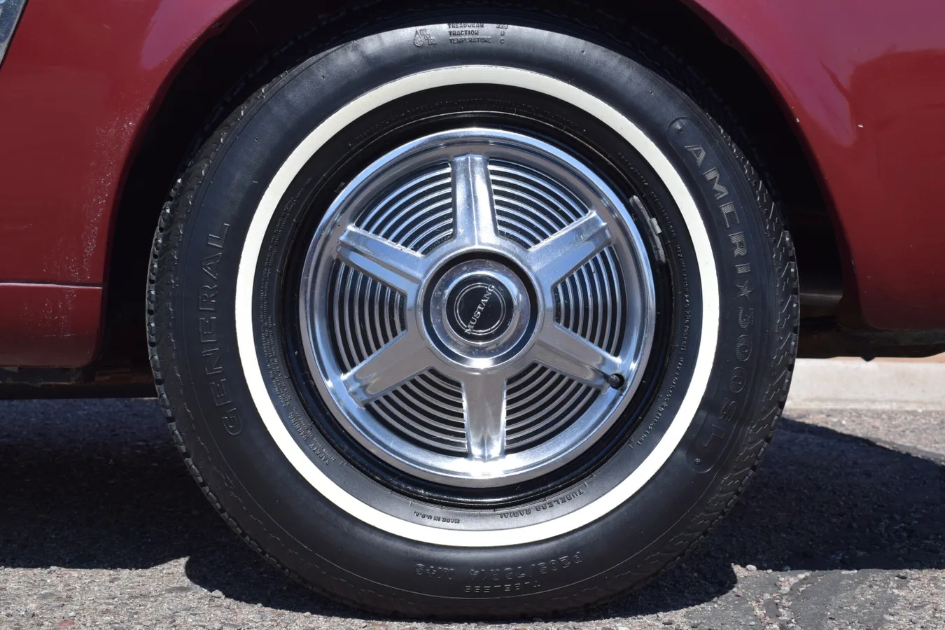 Ford-Mustang-1965-Vintage-Burgundy-Black-1