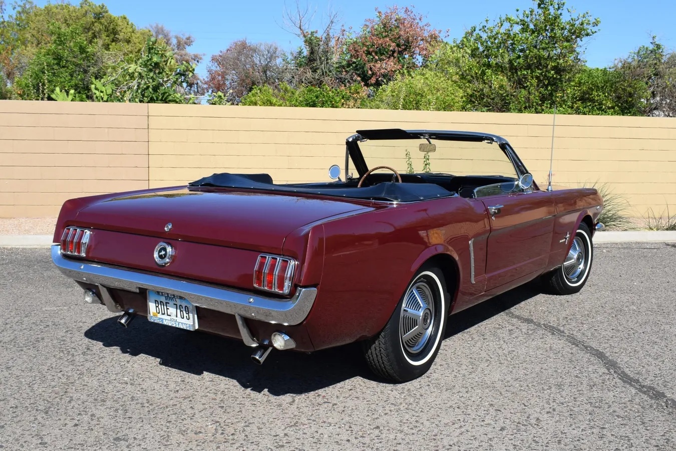 Ford-Mustang-1965-Vintage-Burgundy-Black-18