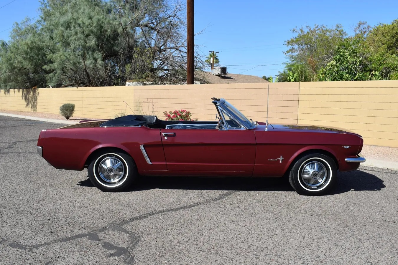 Ford-Mustang-1965-Vintage-Burgundy-Black-2
