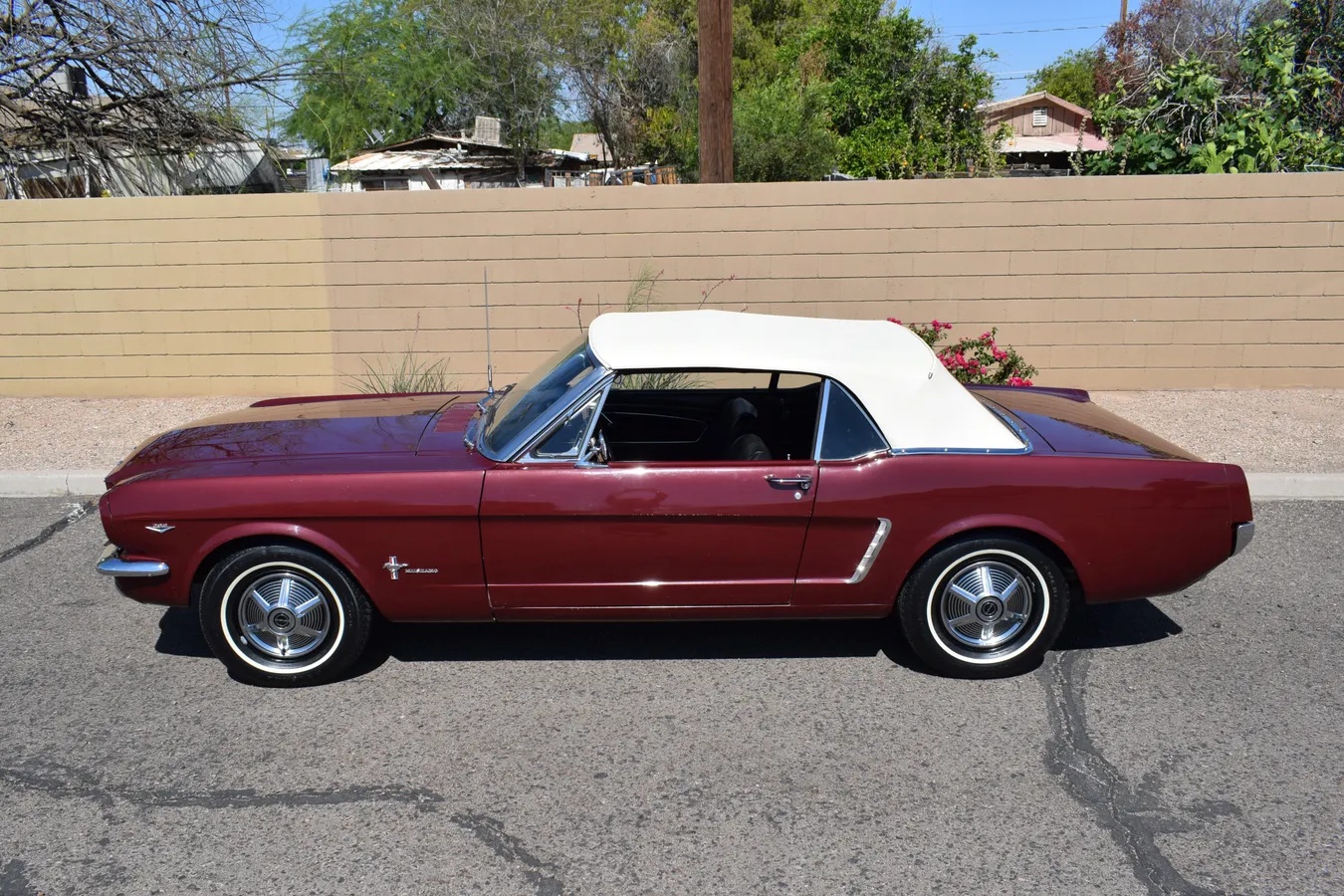Ford-Mustang-1965-Vintage-Burgundy-Black-4