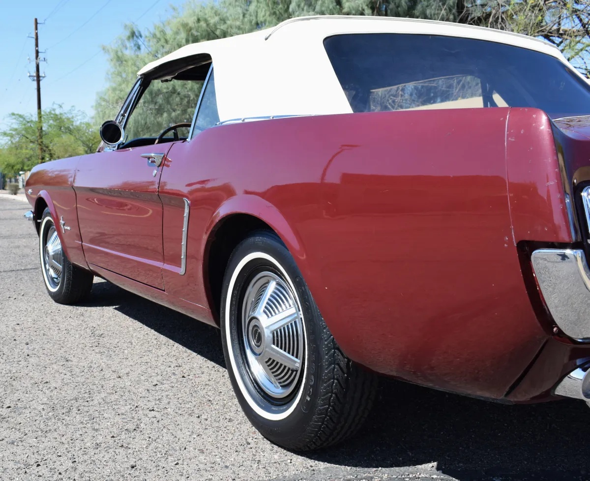 Ford-Mustang-1965-Vintage-Burgundy-Black-8