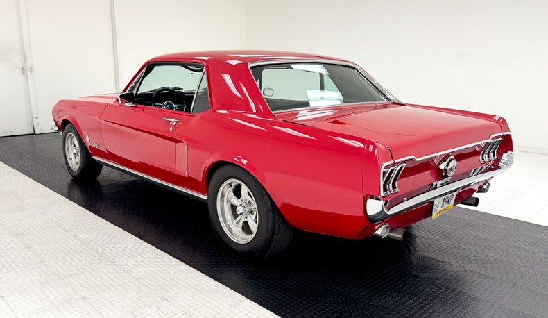 Ford-Mustang-1968-Rangoon-Red-Black-1