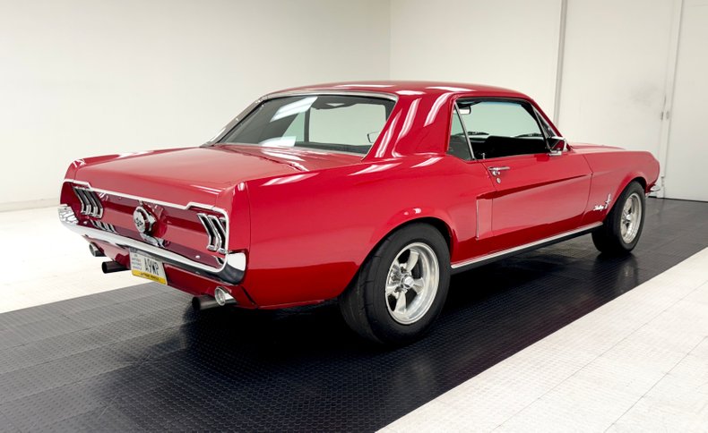 Ford-Mustang-1968-Rangoon-Red-Black-3