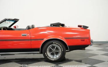 Ford-Mustang-1973-Bright-Red-Black-25