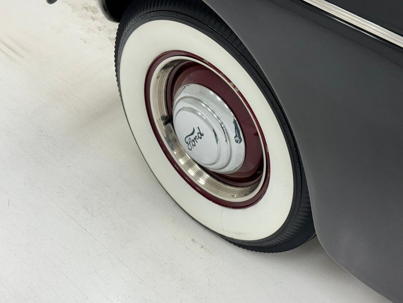Ford-Super-deluxe-1941-Black-Oxblood-20
