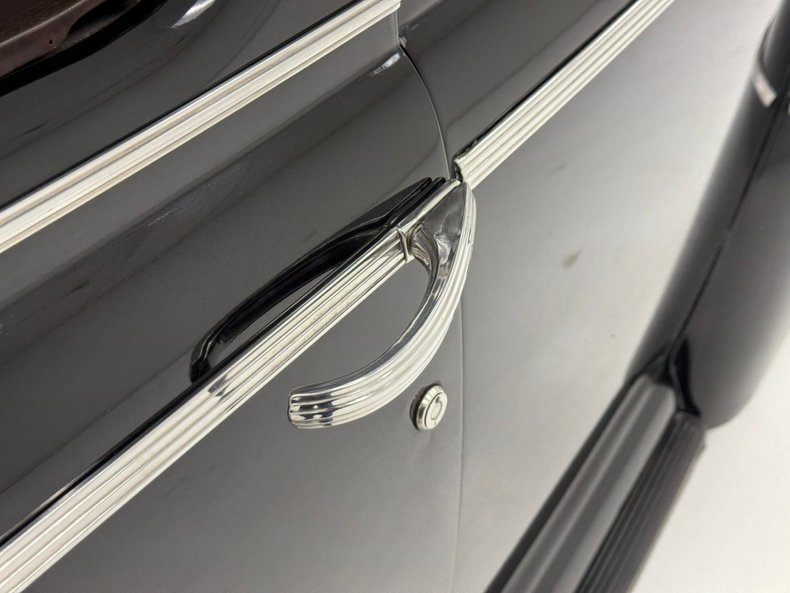 Ford-Super-deluxe-1941-Black-Oxblood-24