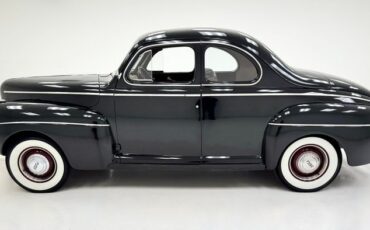 Ford-Super-deluxe-1941-Black-Oxblood