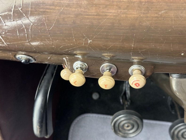 Ford-Super-deluxe-1941-Black-Oxblood-5