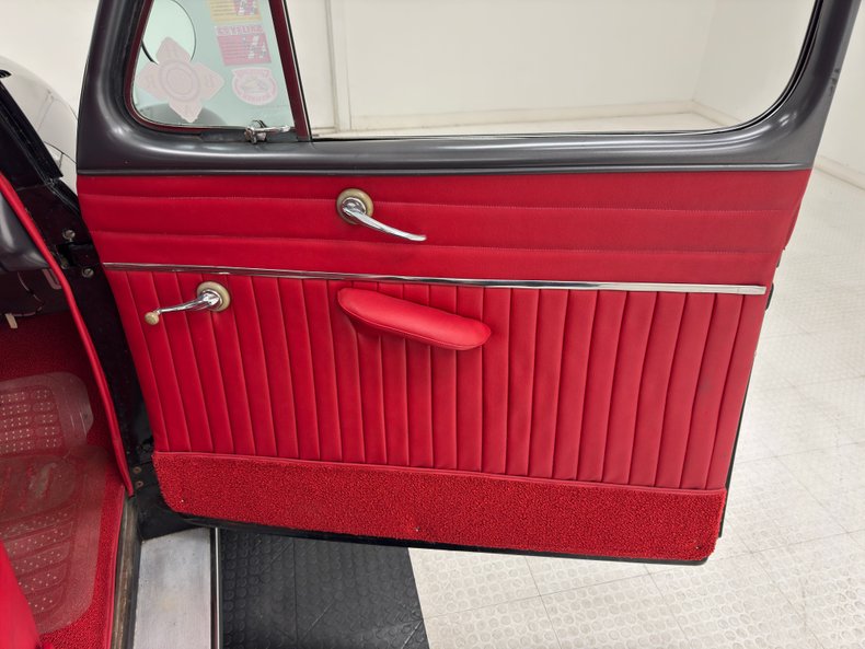 Ford-Super-deluxe-1948-Black-Red-37