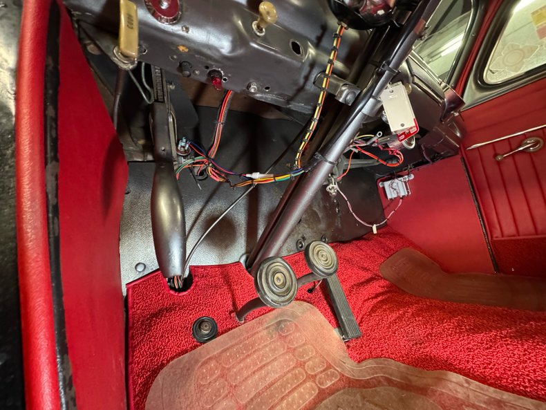 Ford-Super-deluxe-1948-Black-Red-48