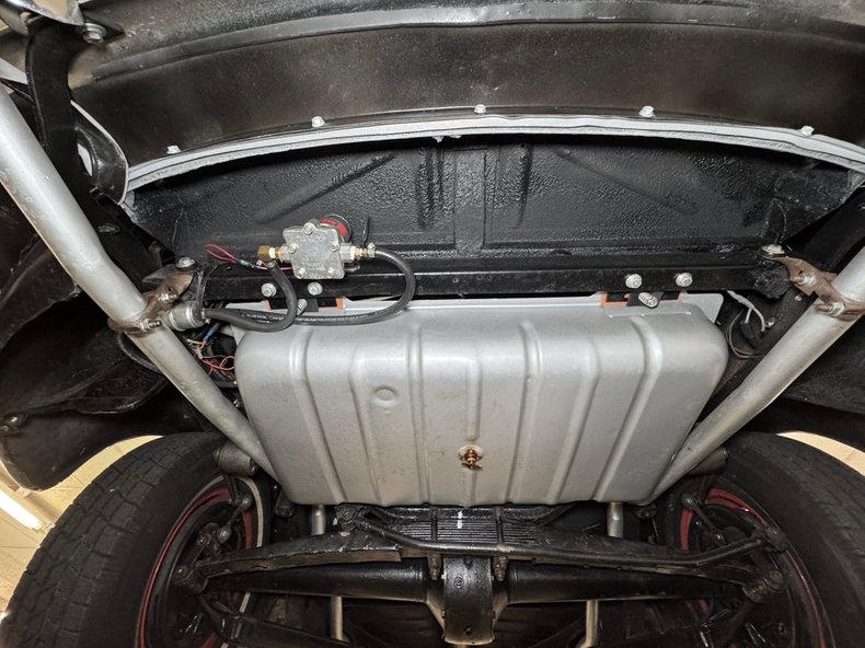 Ford-Super-deluxe-1948-Black-Red-8