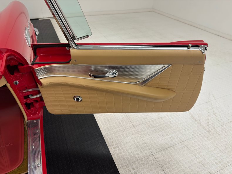 Ford-Thunderbird-1957-Flame-Red-Saddle-2