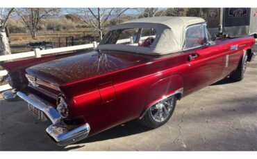 Ford-Thunderbird-1957-Kandy-Apple-Red-Gold-flake-Red-and-white-quilted-1
