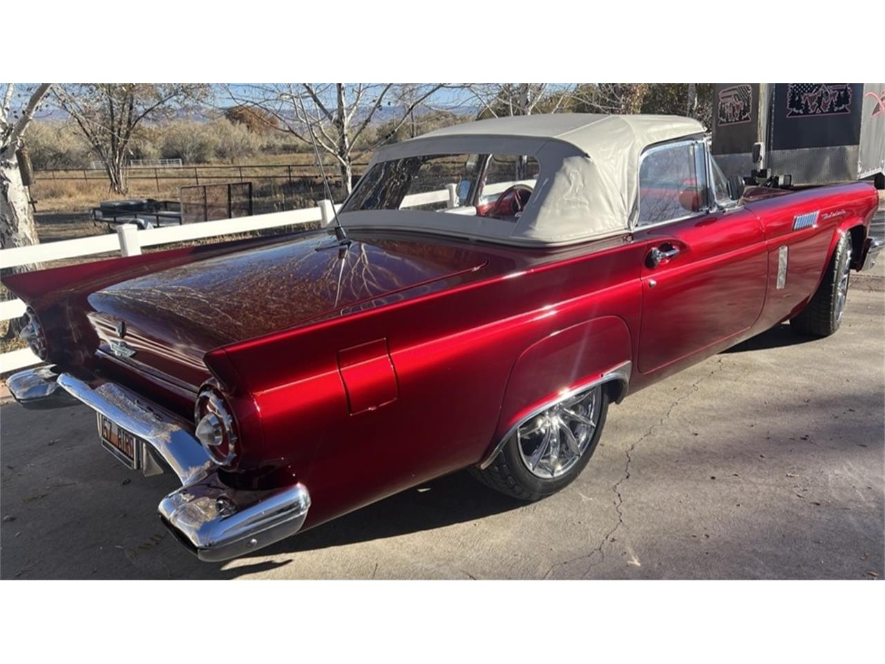Ford-Thunderbird-1957-Kandy-Apple-Red-Gold-flake-Red-and-white-quilted-1