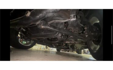 Ford-Thunderbird-1957-Kandy-Apple-Red-Gold-flake-Red-and-white-quilted-13