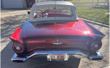 Ford-Thunderbird-1957-Kandy-Apple-Red-Gold-flake-Red-and-white-quilted-15