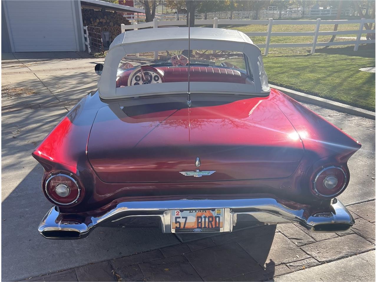 Ford-Thunderbird-1957-Kandy-Apple-Red-Gold-flake-Red-and-white-quilted-15
