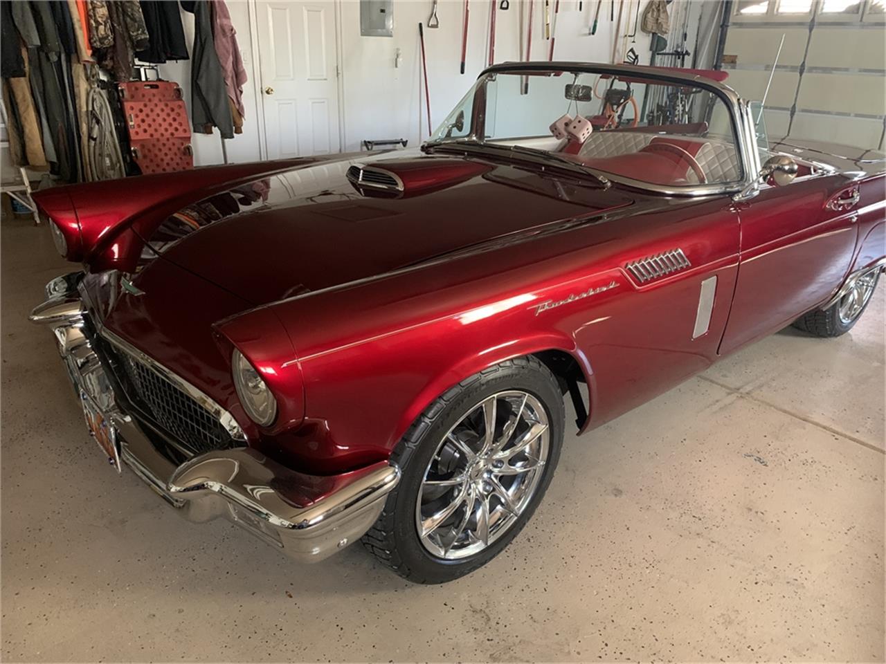 Ford-Thunderbird-1957-Kandy-Apple-Red-Gold-flake-Red-and-white-quilted-16
