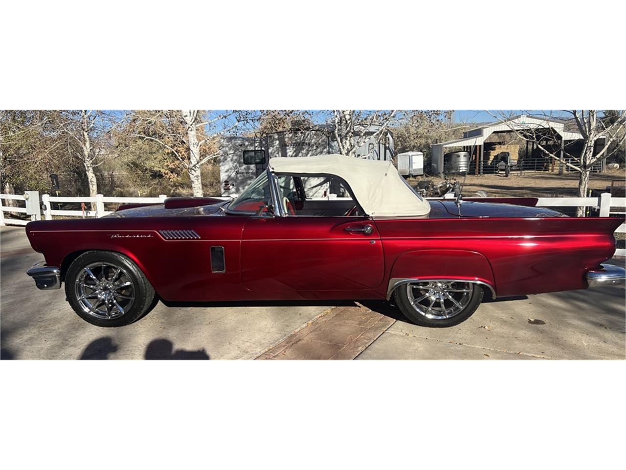 Ford-Thunderbird-1957-Kandy-Apple-Red-Gold-flake-Red-and-white-quilted-17