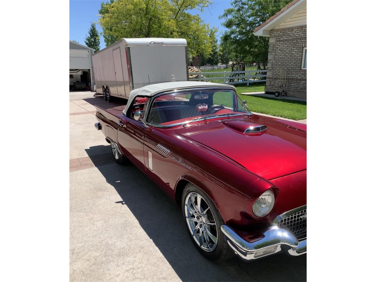 Ford-Thunderbird-1957-Kandy-Apple-Red-Gold-flake-Red-and-white-quilted-18