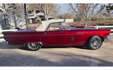 Ford-Thunderbird-1957-Kandy-Apple-Red-Gold-flake-Red-and-white-quilted-2