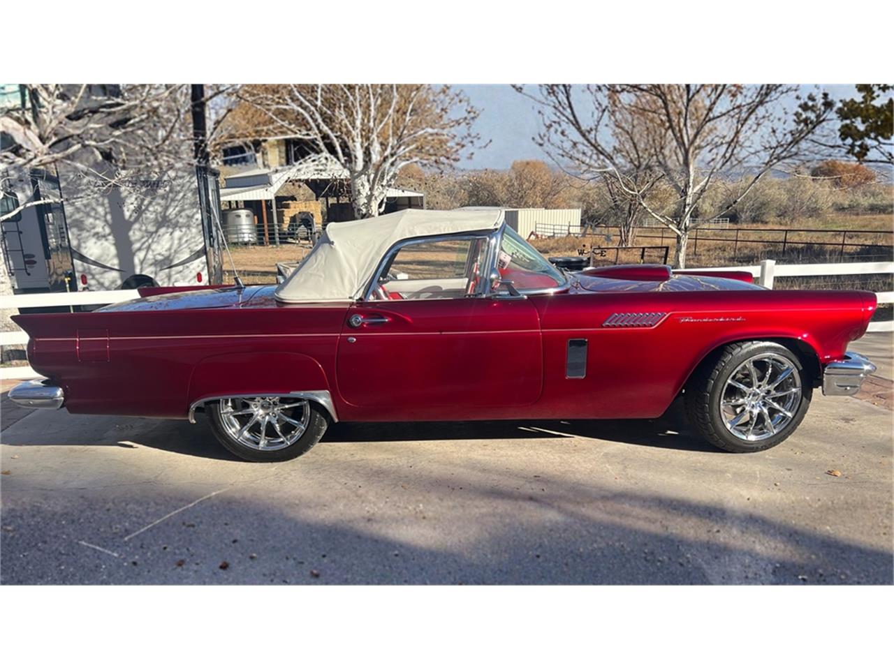 Ford-Thunderbird-1957-Kandy-Apple-Red-Gold-flake-Red-and-white-quilted-2