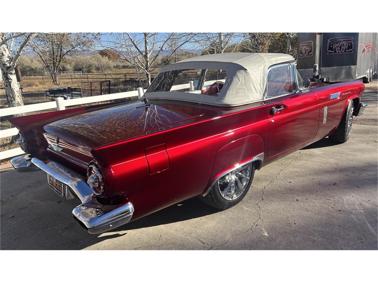 Ford-Thunderbird-1957-Kandy-Apple-Red-Gold-flake-Red-and-white-quilted-21