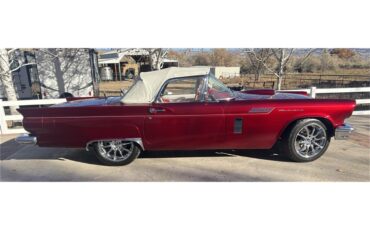 Ford-Thunderbird-1957-Kandy-Apple-Red-Gold-flake-Red-and-white-quilted-22