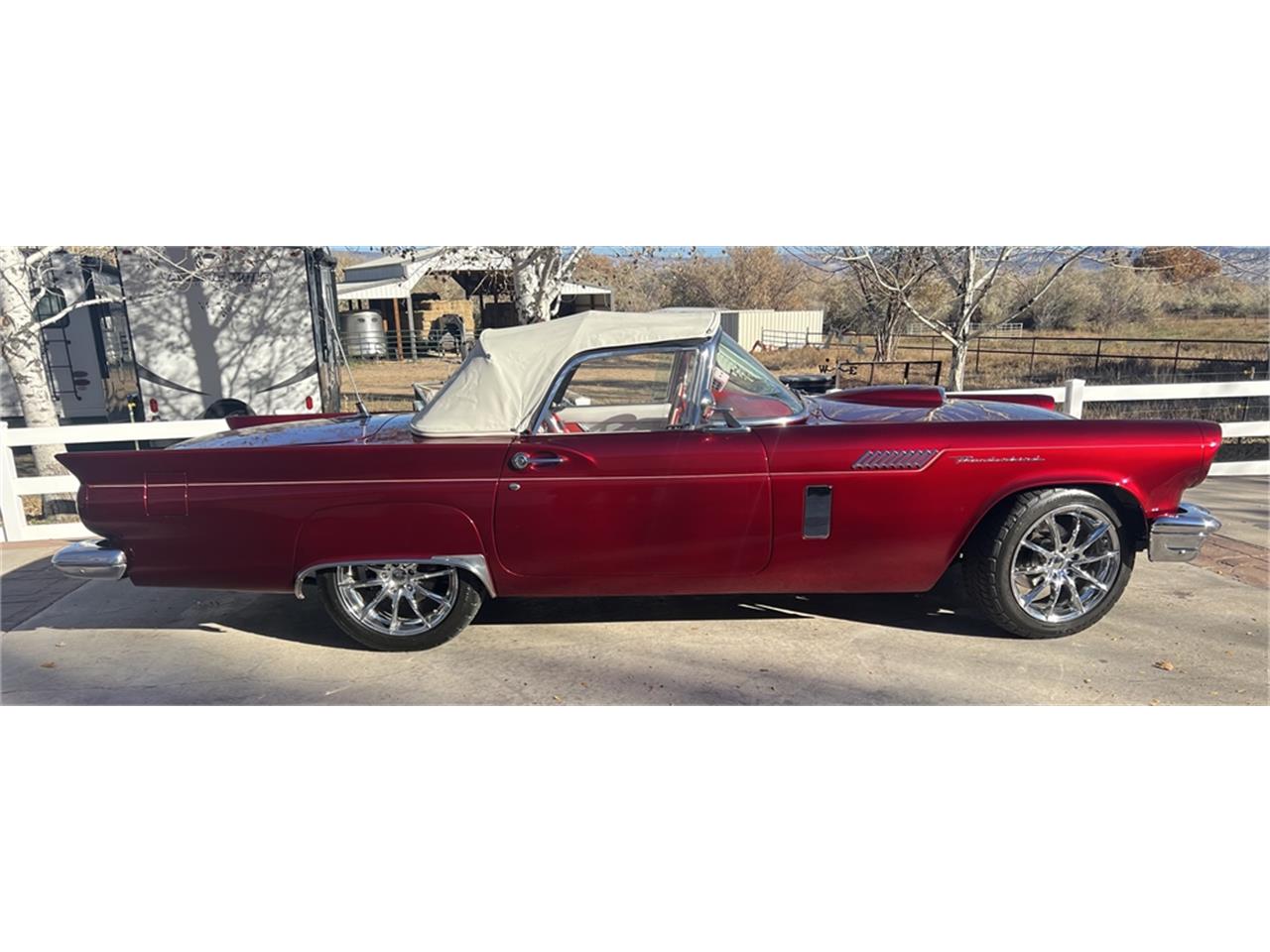 Ford-Thunderbird-1957-Kandy-Apple-Red-Gold-flake-Red-and-white-quilted-22