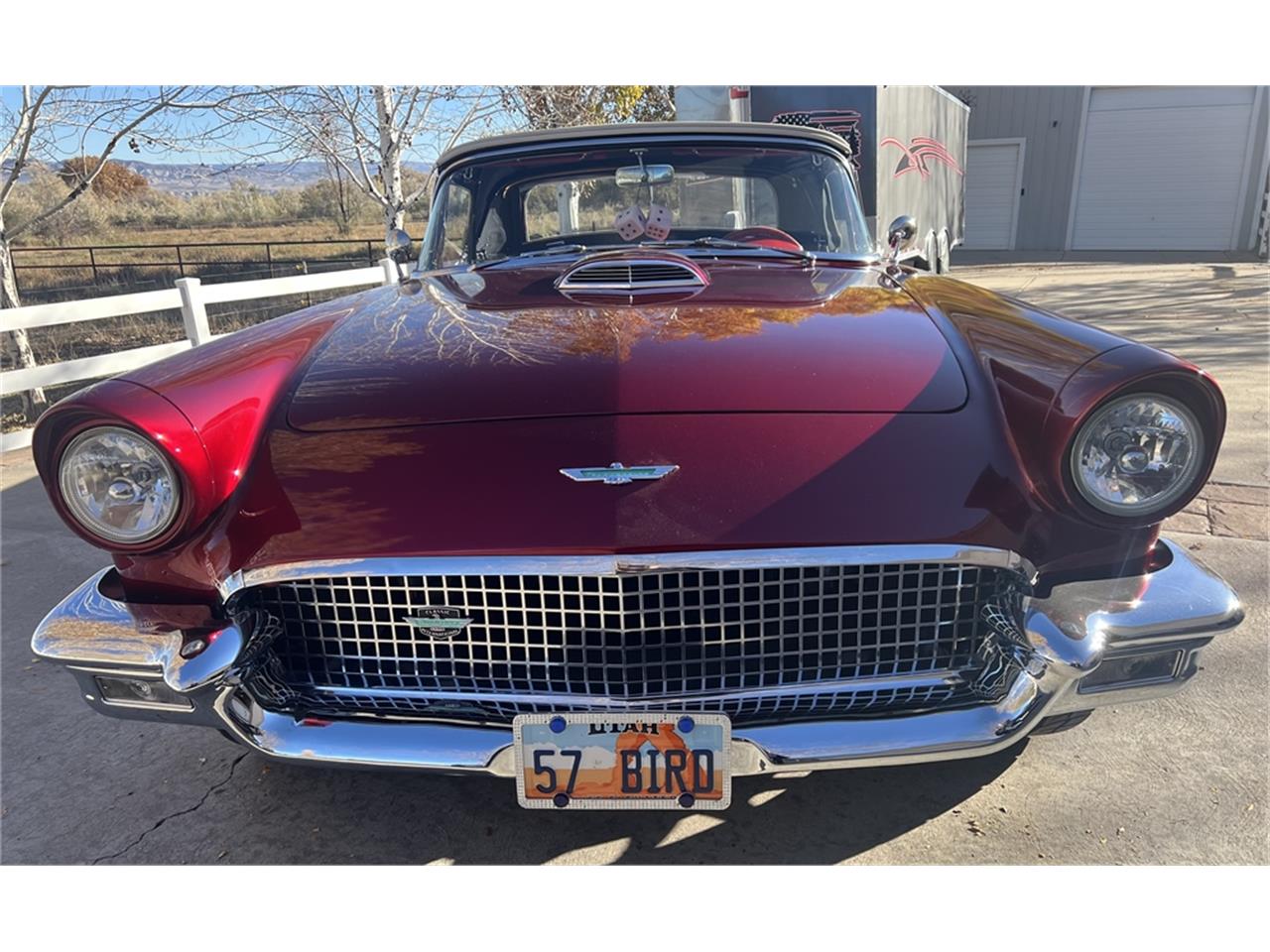 Ford-Thunderbird-1957-Kandy-Apple-Red-Gold-flake-Red-and-white-quilted-24