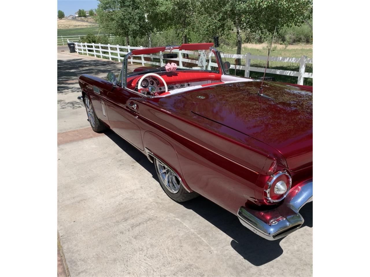 Ford-Thunderbird-1957-Kandy-Apple-Red-Gold-flake-Red-and-white-quilted-25